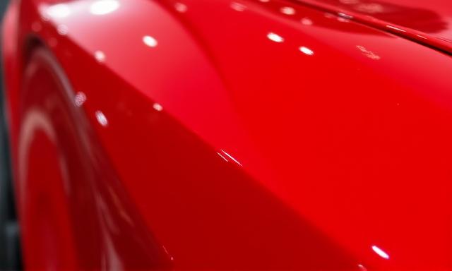 鏡のように輝くフェラーリの塗装
